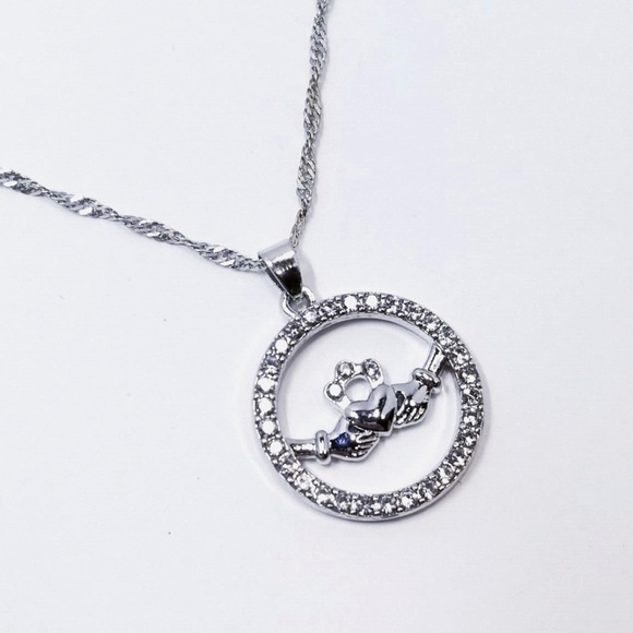 NWT Glencara Silver Stone Claddagh Circle Pendant Necklace! - Picture 1 of 8